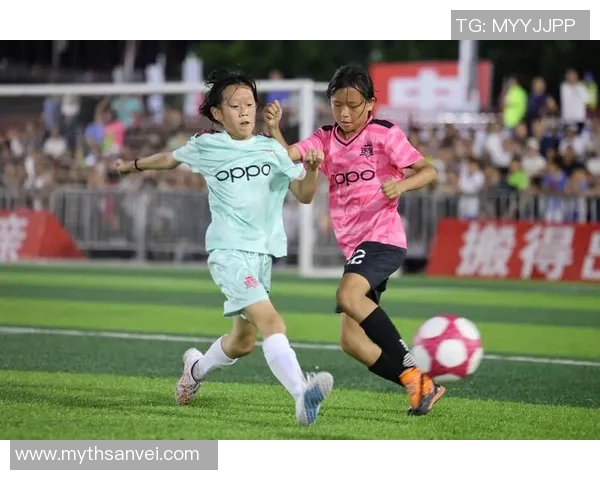 女孩子心中的足球明星梦与青春追逐的激情碰撞