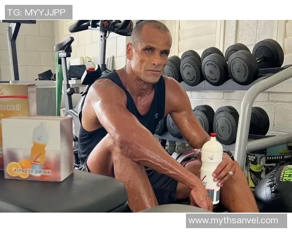 足球明星肌肉高清图片展现力量与魅力的完美结合